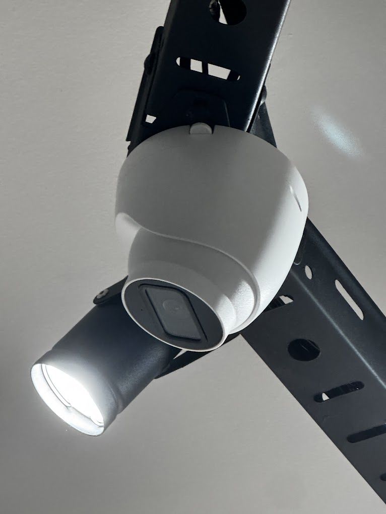 Cámara de seguridad con reflector