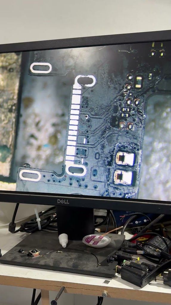 Reparación de placa bajo microscopio